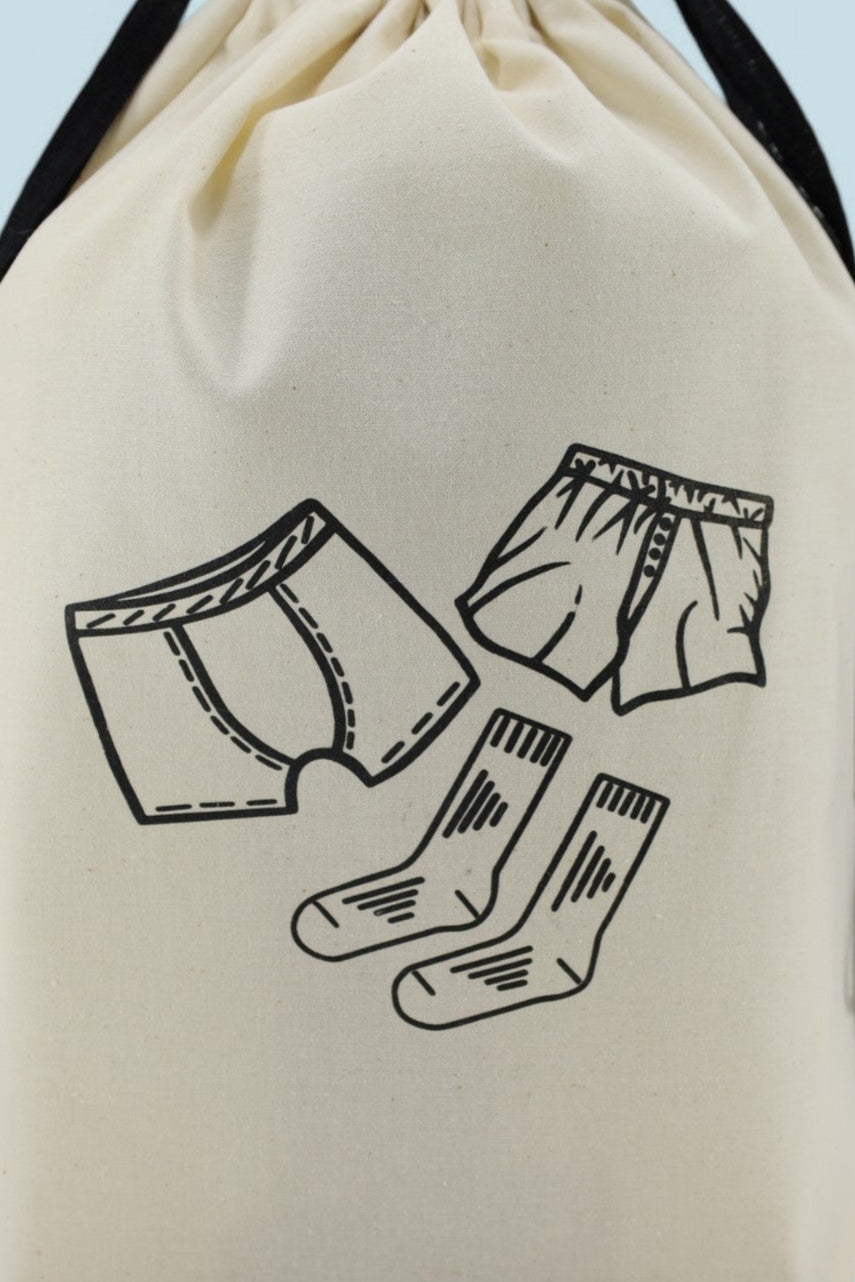 Pochon Moonlac en coton écru, sérigraphié de caleçons et chaussettes, cordons noirs, sac de rangement homme pour sous-vêtements