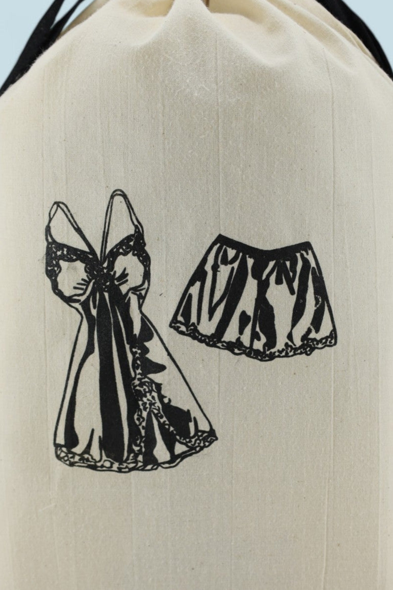 Pochon Moonlac en coton écru, sérigraphié nuisette et shorty, cordons noirs, sac pour lingerie délicate et dessous féminins