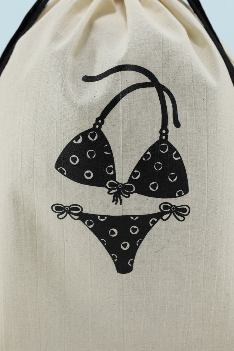 Pochon en écru pour ranger tous vos maillots afin de partir en vacances bien organisé. Accessoire de valise par Moonlac