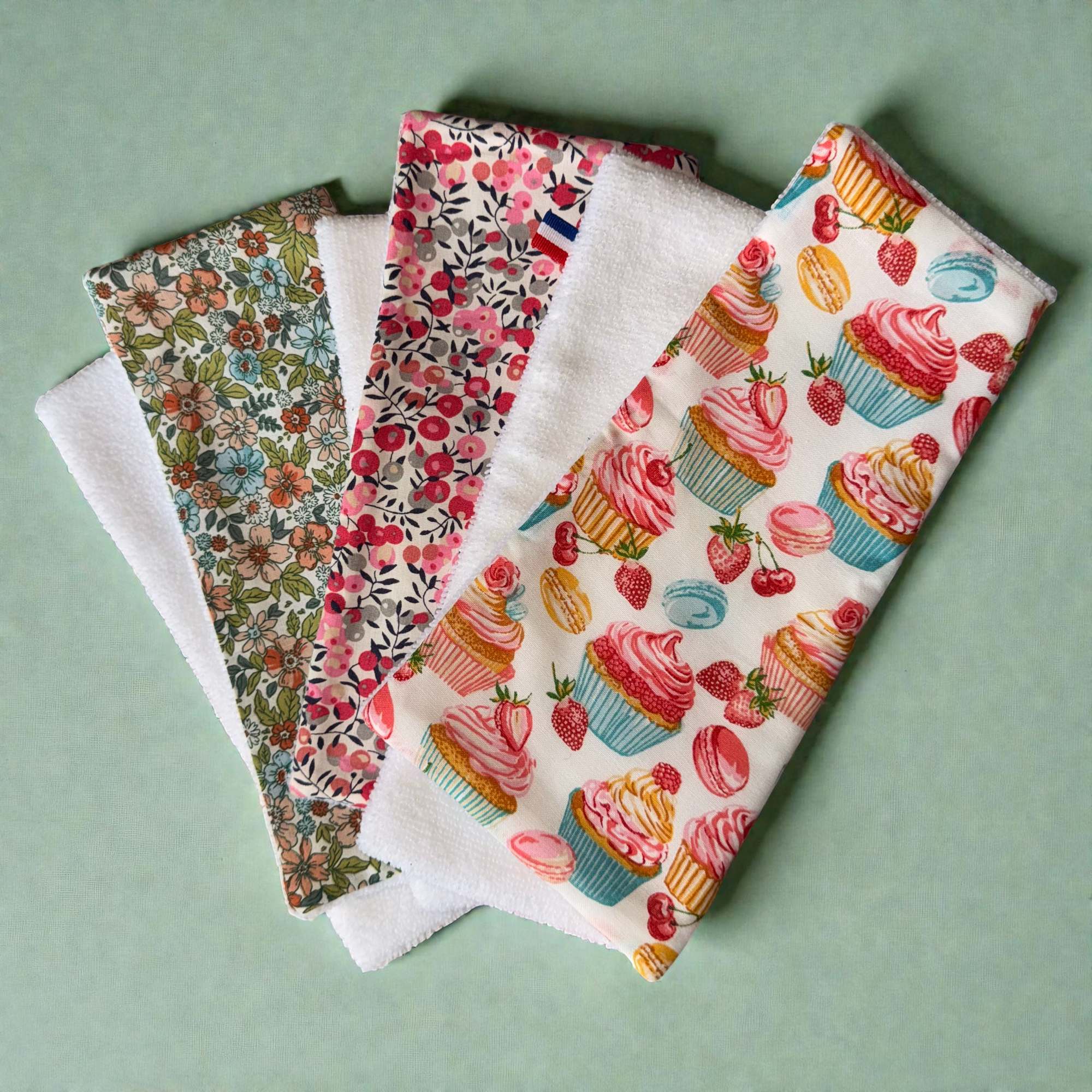 Trois essuie-tout lavables en tissu imprimé et bambou pour une écologie zéro déchet. Fabriqués par Moonlac en France