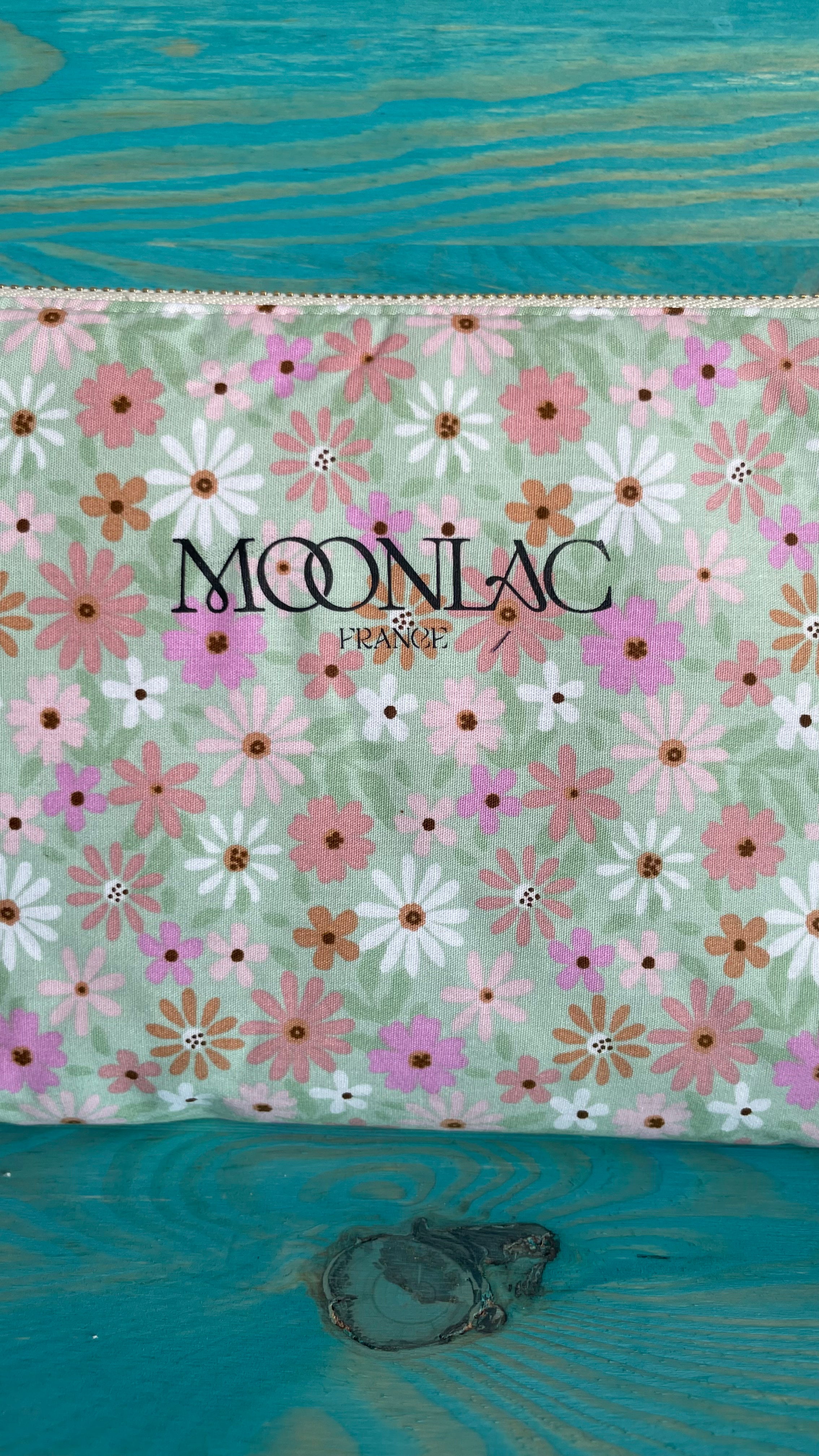 vue en gros de la marque Moonlac sur ne pochette au tissu floral