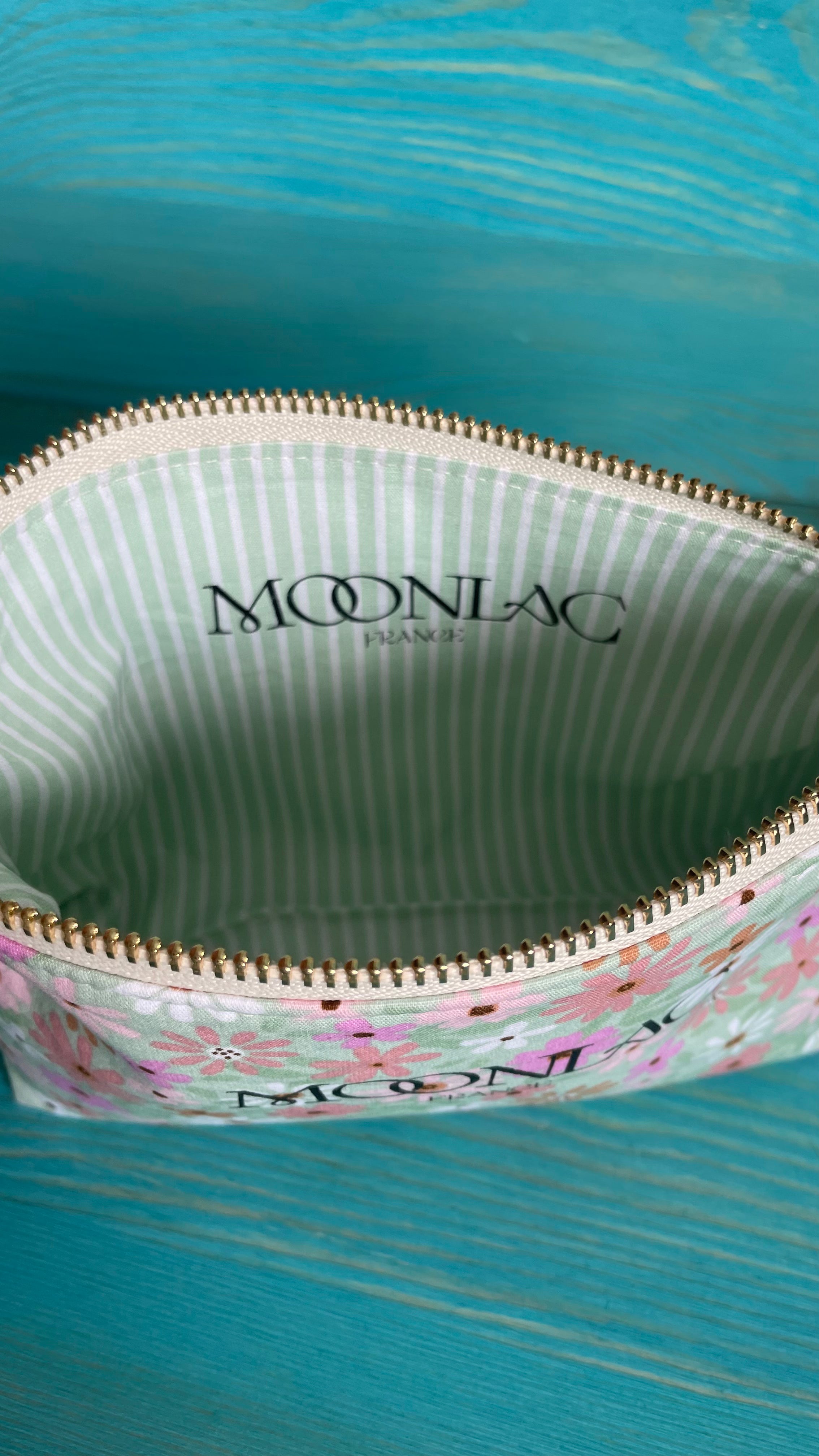 Intérieur d'un trousse Moonlac en tissu rayé vert et blanc