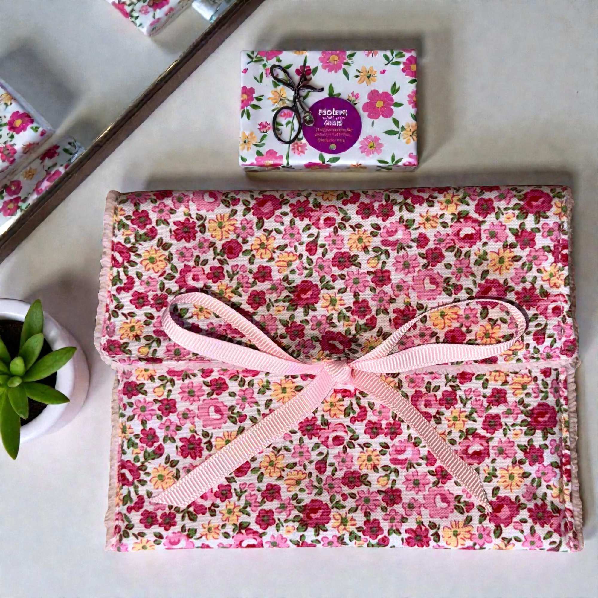 Joli présentation de l'étui à savon pour partir en voyage. Coton fleuri, bambou et noeud rose. Fait main par Moonlac