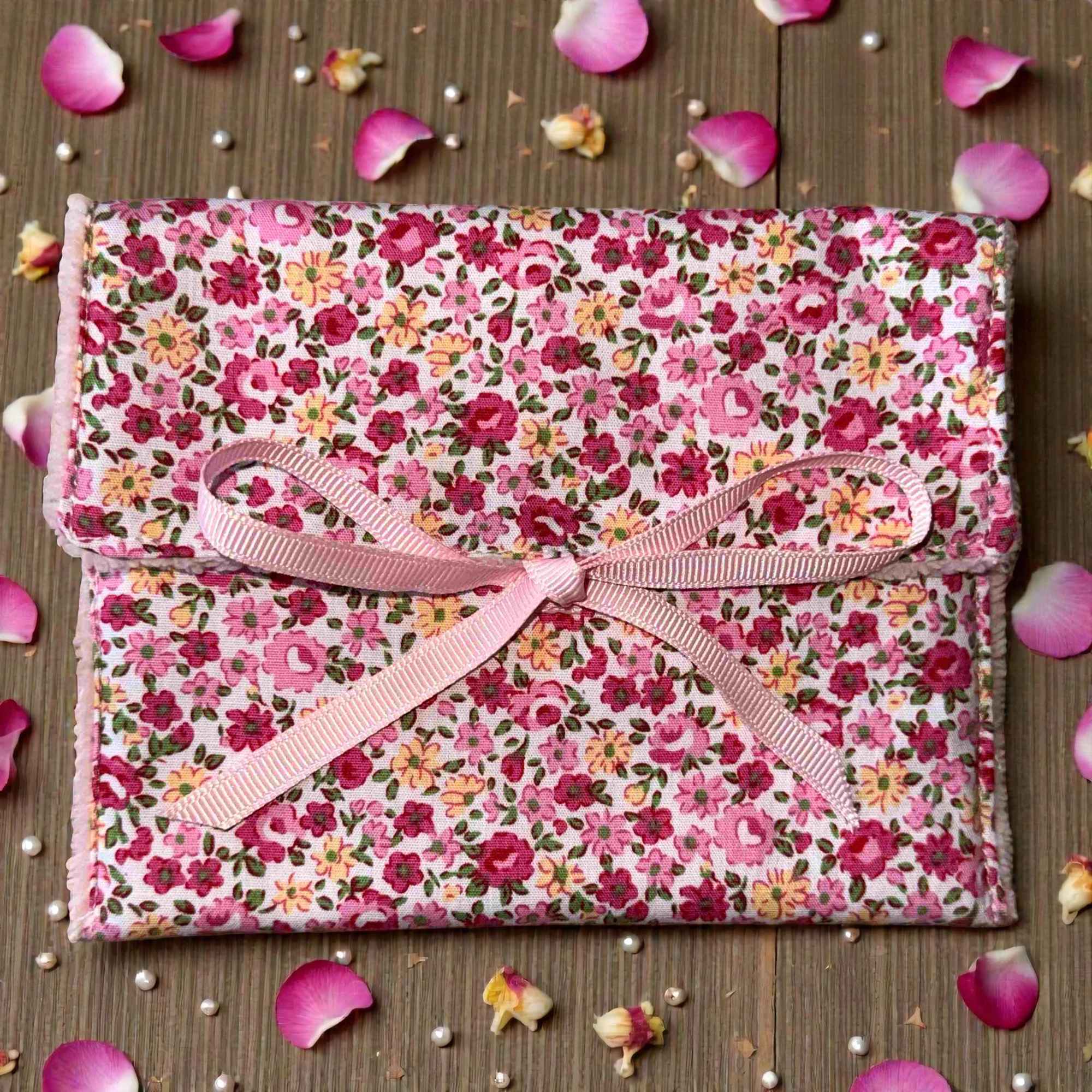 Pochette pour transporter votre savon en voyage. Cet étui est en bambou et coton imprimé pour un lavage facile