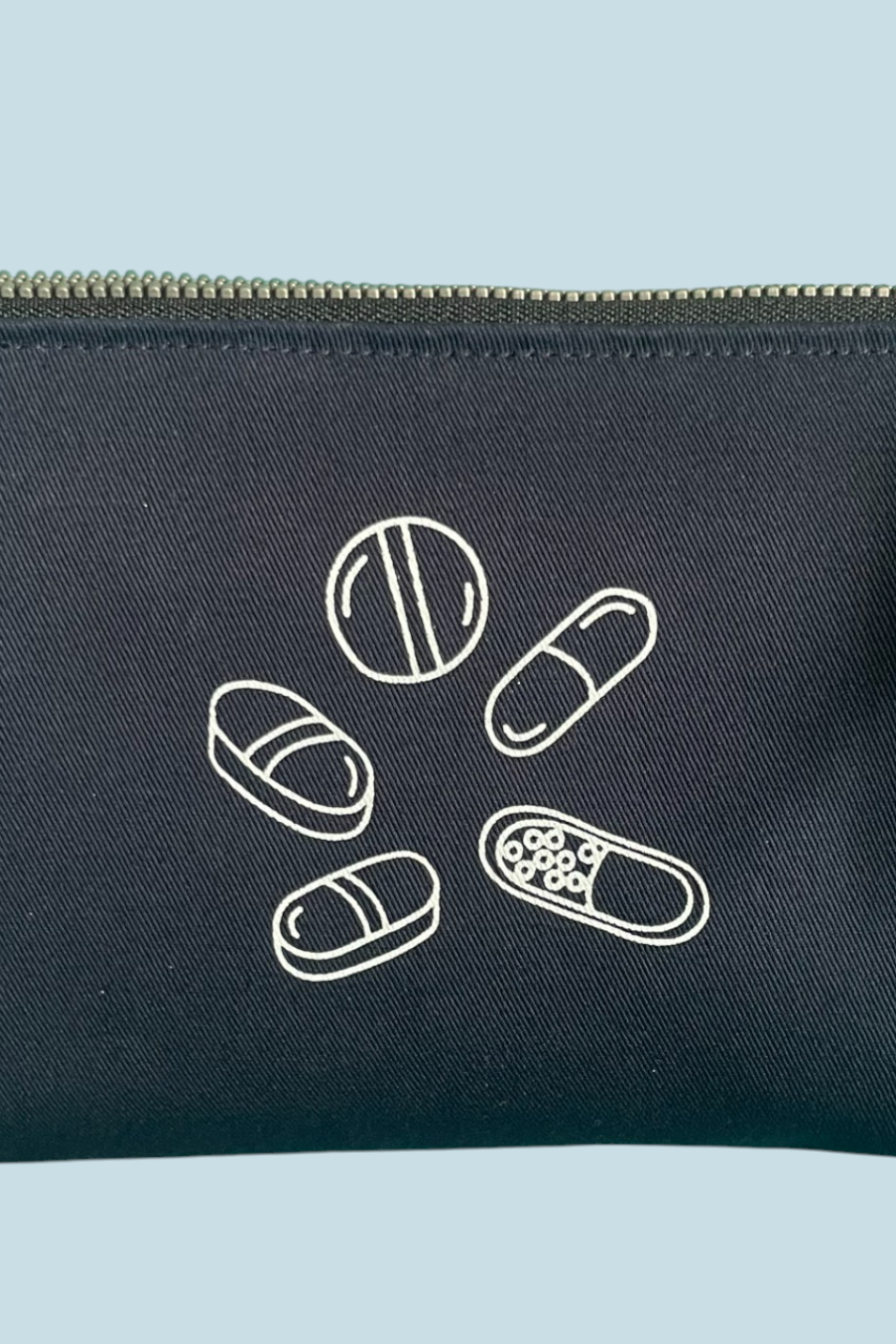 Pochette small pour vitamines à emporter partout avec vous. Couleur bleu marine Moonlac