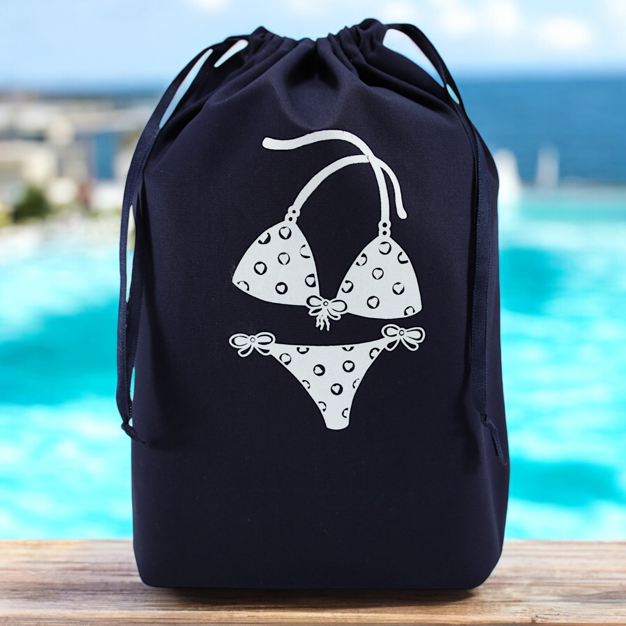Très joli pochon bleu marine pour ranger tous vos maillots pour partir à la mer avec Moonlac
