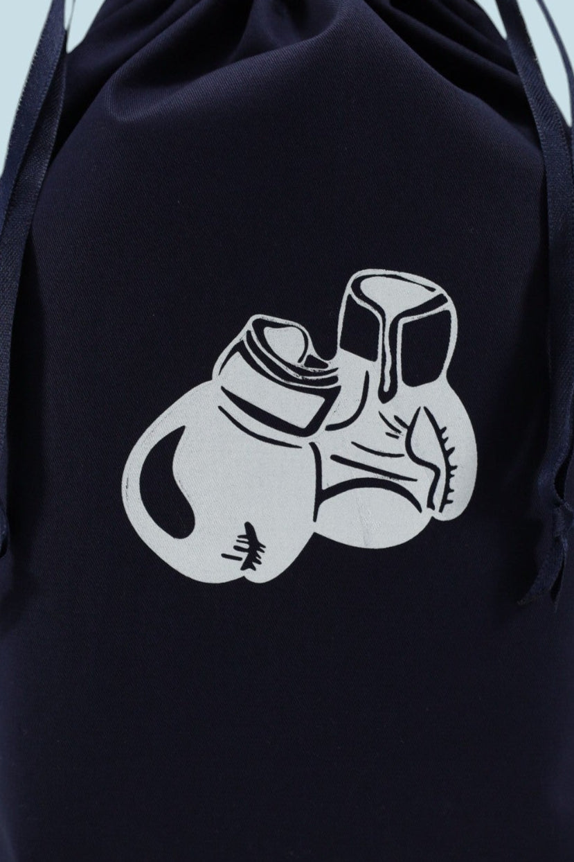 Pochon Moonlac en coton bleu marine avec sérigraphie blanche de gants de boxe croisés, cordons bleu