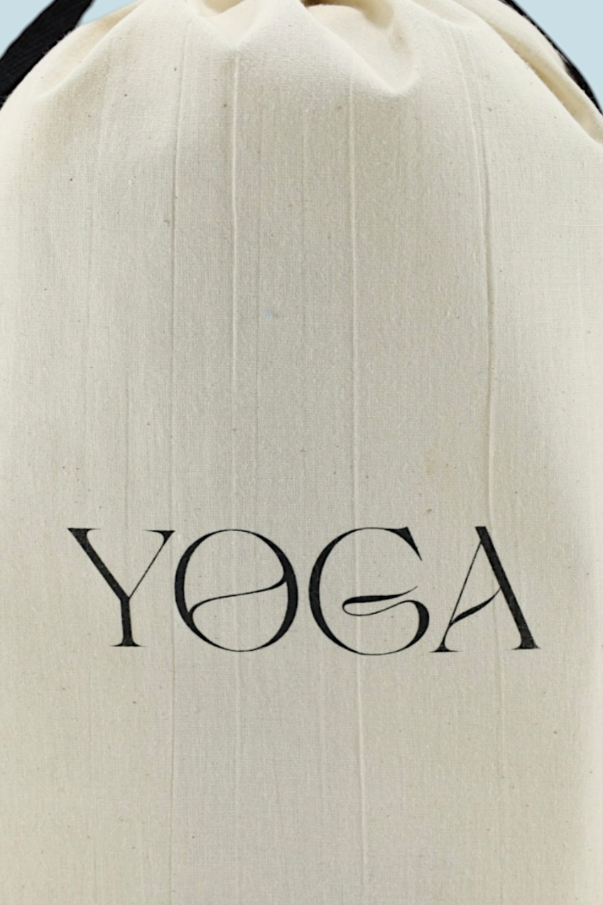 Pochon Moonlac en coton écru avec inscription noire “YOGA”, cordons noirs, posé debout sur fond clair