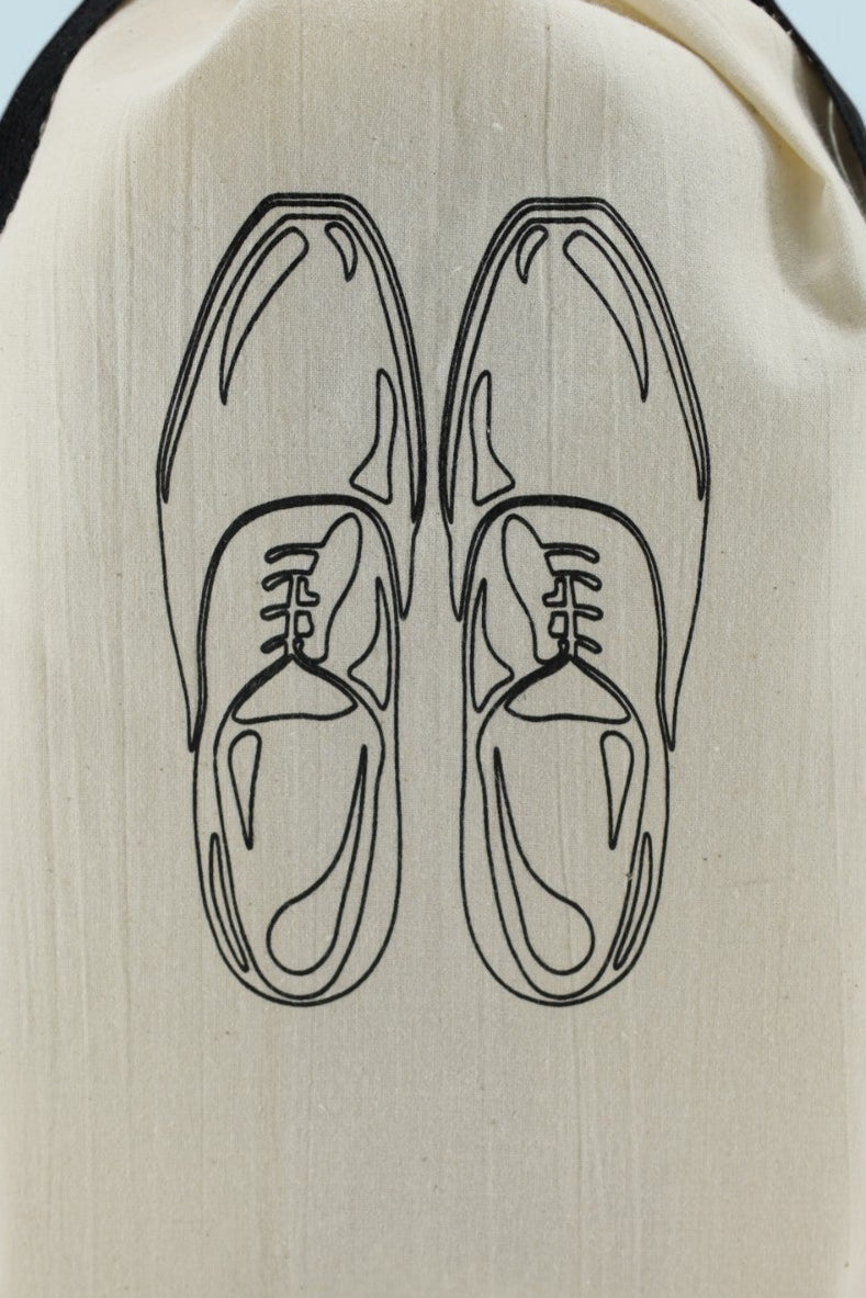 Sac à Chaussures Moonlac en coton écru, sérigraphié d’une paire de chaussures classiques homme, cordons noirs, fond bleu clair