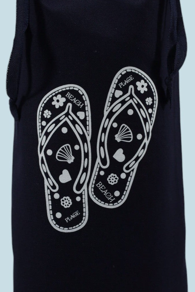 Sac chaussures Moonlac en coton bleu marine, sérigraphié de deux tongs avec motifs plage et texte “BEACH/PLAGE”, cordons bleus