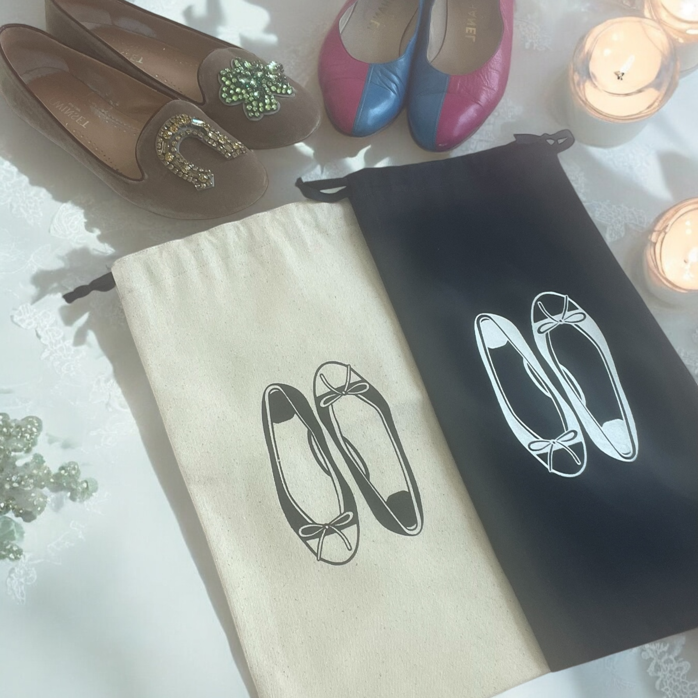 Sacs à chaussures bleu marine et un pochon beige pour ballerines en coton écru Moonlac, parfait dans votre dressing et dans votre valise cabine