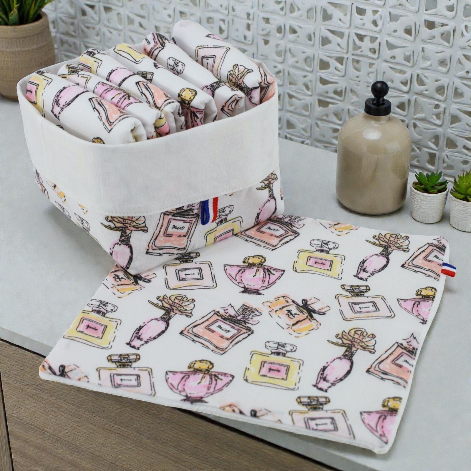 Serviettes visage lavables bambou imprimé flacons de parfum avec panière – routine beauté zéro déchet par Moonlac pour la salle de bain ou le voyage