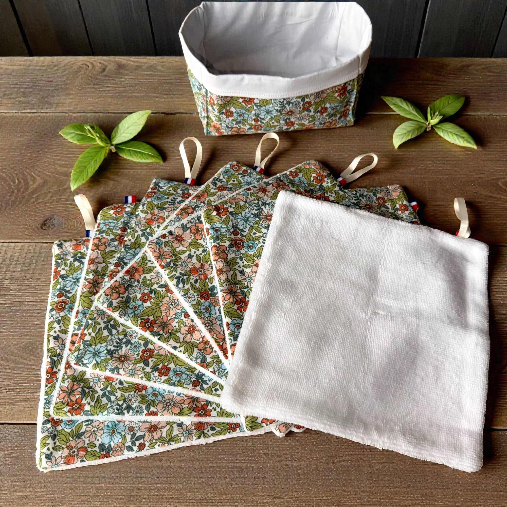 Serviettes visage lavables bambou imprimé fleurs vertes avec panière sur table bois Moonlac