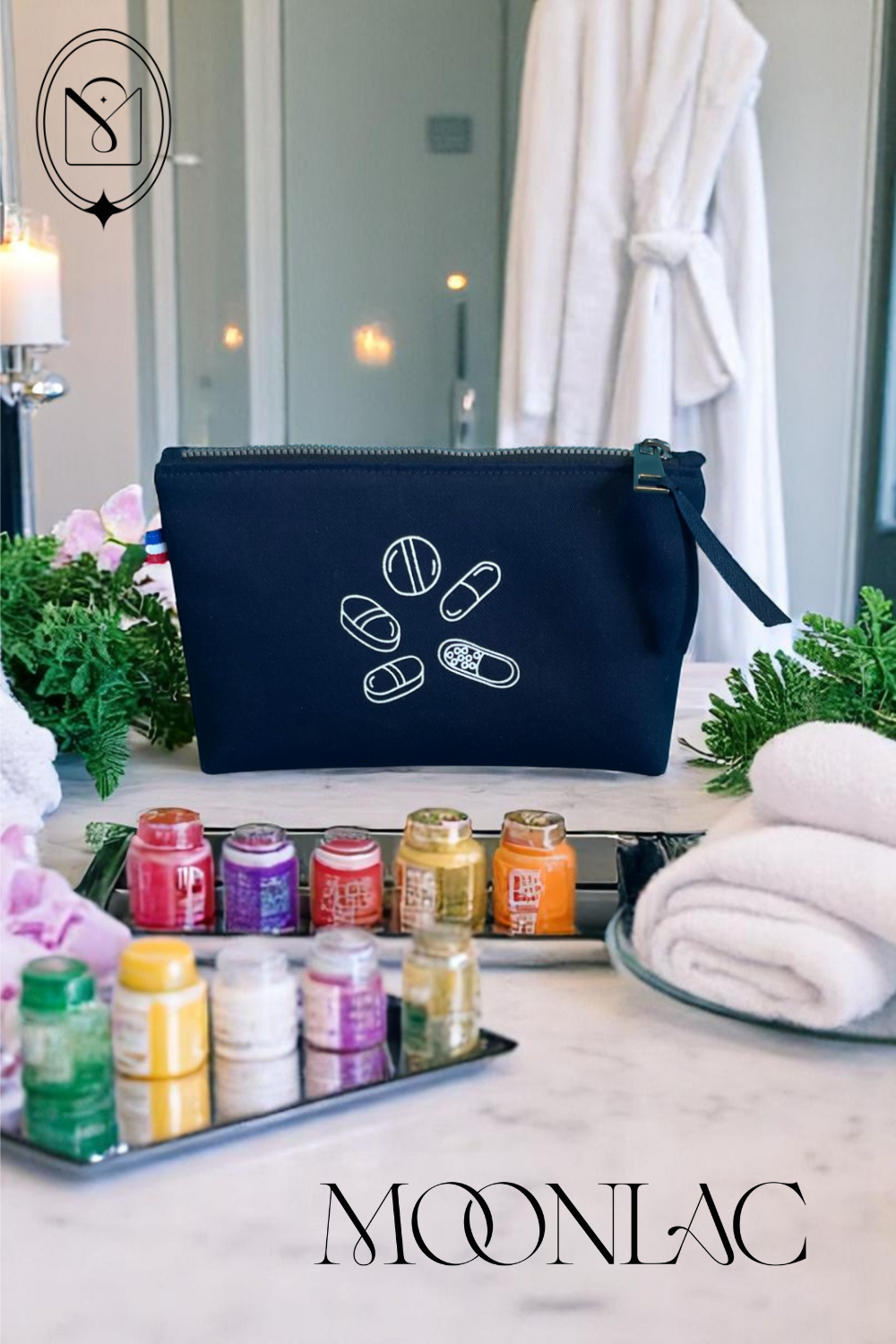 Mise en situation d'une pochette Moonlac pour vitamines ou médicaments. Se transporte partout