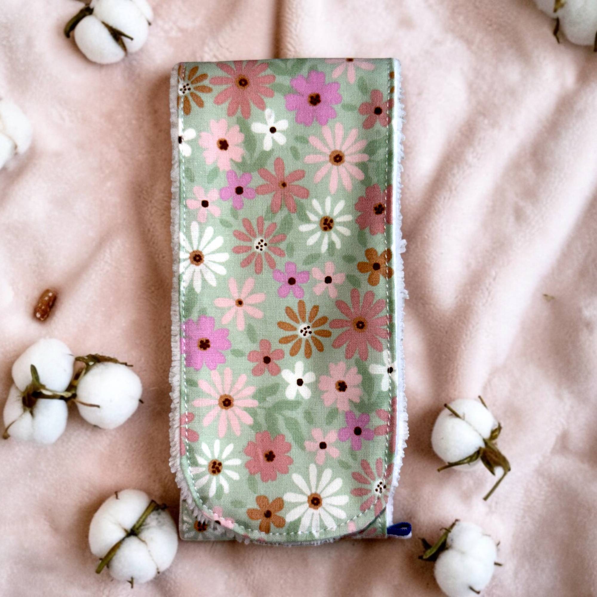 bandeau demaquillant pour proteger les cheveux en bambou et coton fleuri. N'ajoute pas de poids à votre valise