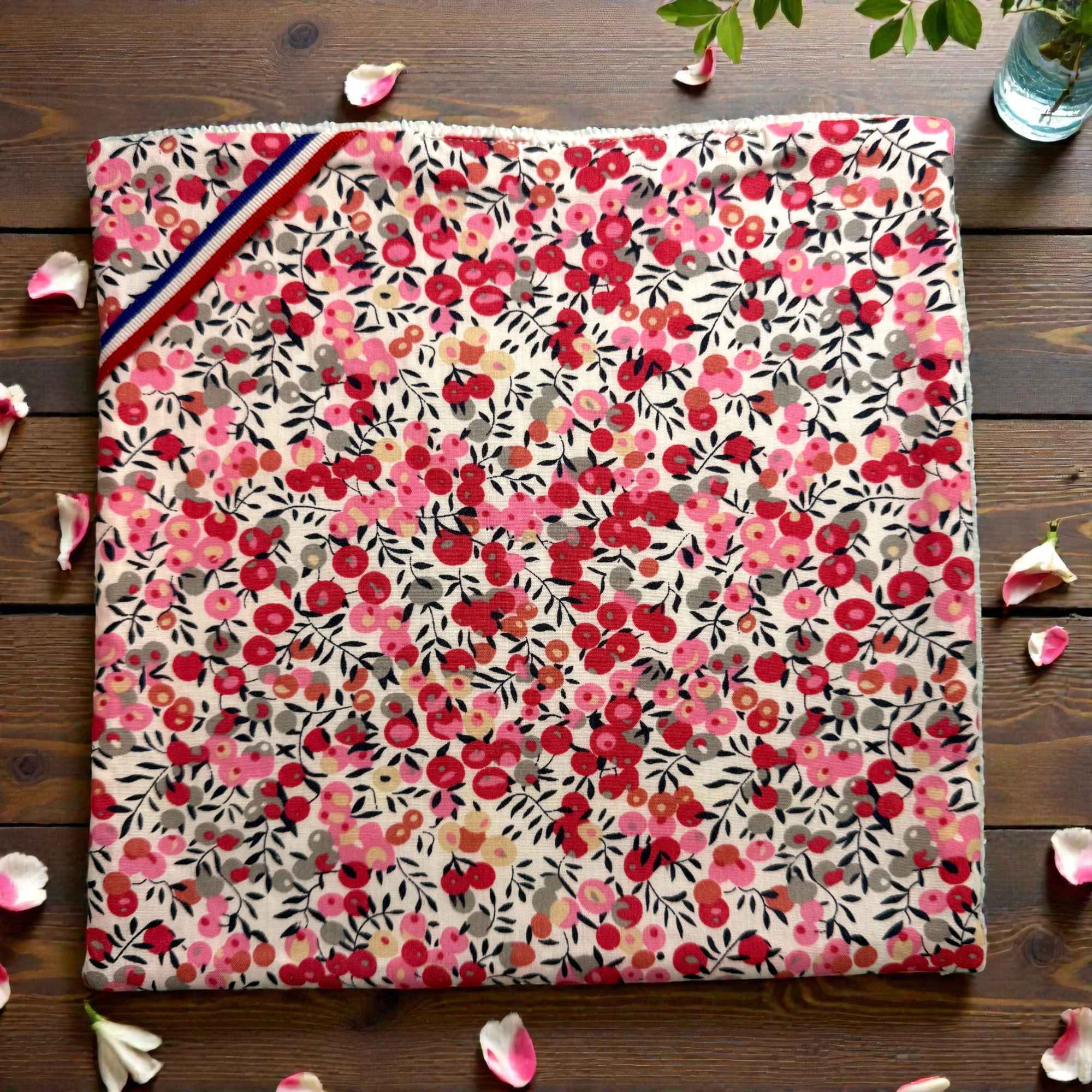 Jolie feuille essuie-tout lavable fleurs rouges parfait pour le zéro déchet fabriquée Moonlac en France par 
