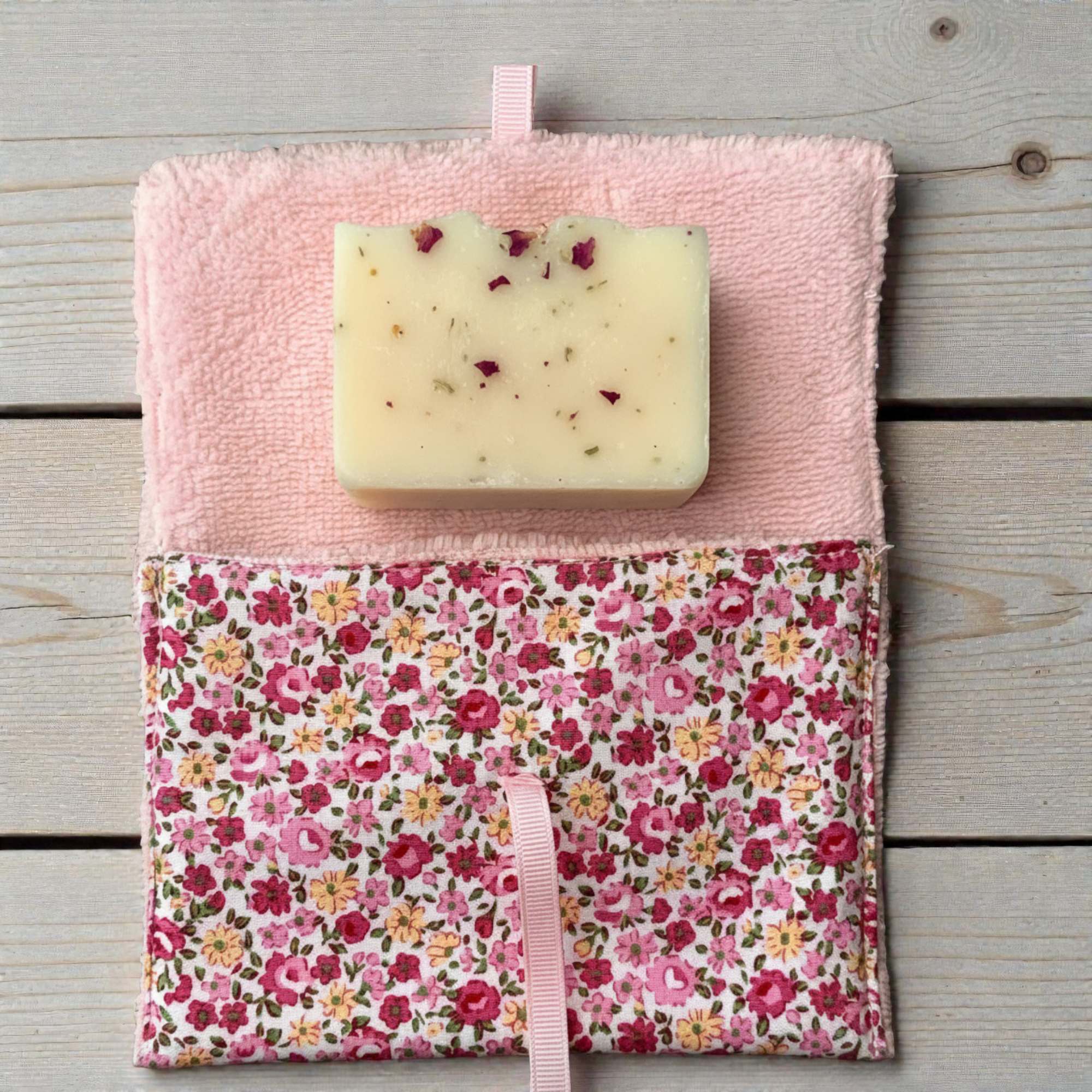Etui à savon pour le transport. Il est ouvert et présenté avec un savon. Bambou et coton lavable. Moonlac
