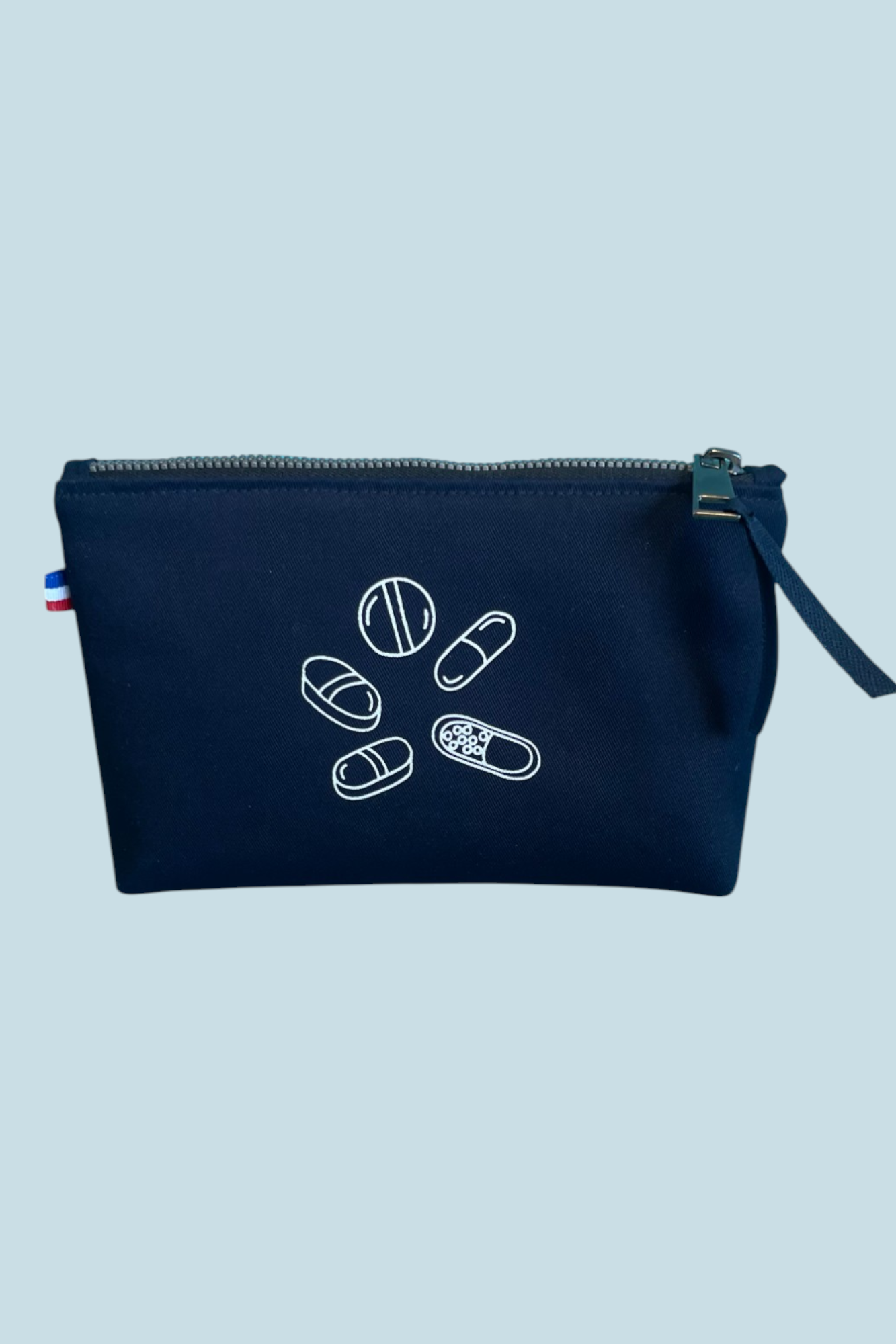 Pochette textile bleu marine Moonlac au format Small, utilisée pour transporter des comprimés, vitamines ou médicaments. Accessoire Made in France compact et élégant, idéal pour sac à main ou valise.