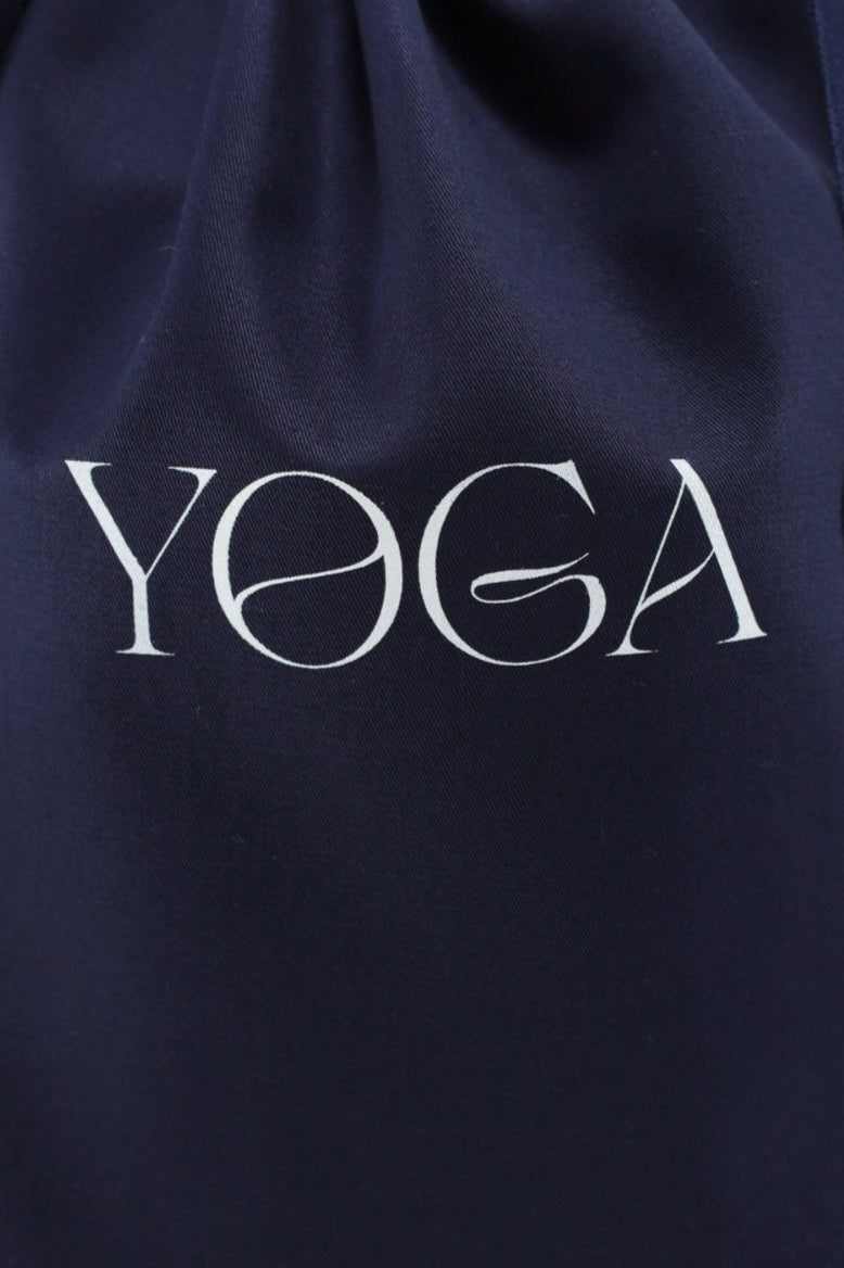 Pochon bleu marine MOONLAC avec texte YOGA en sérigraphie blanche, cordons bleus