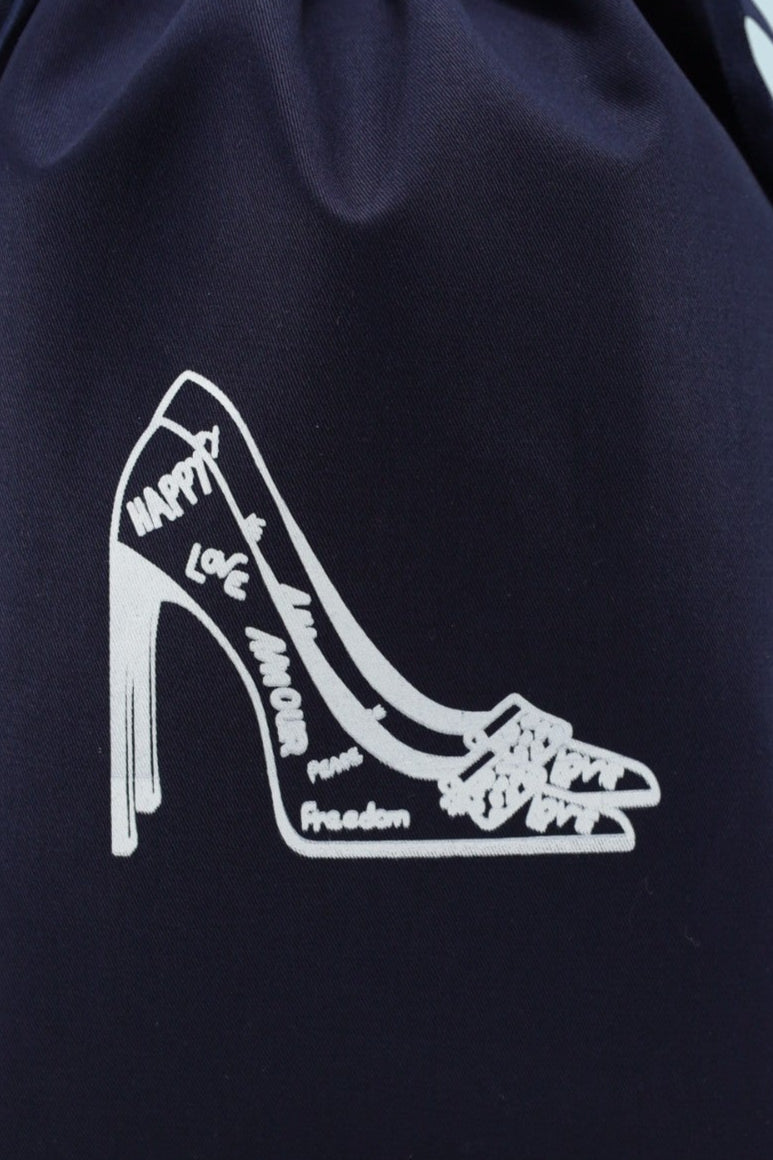 Pochon bleu marine MOONLAC avec sérigraphie d’un escarpin blanc, idéal pour protéger des chaussures à talons