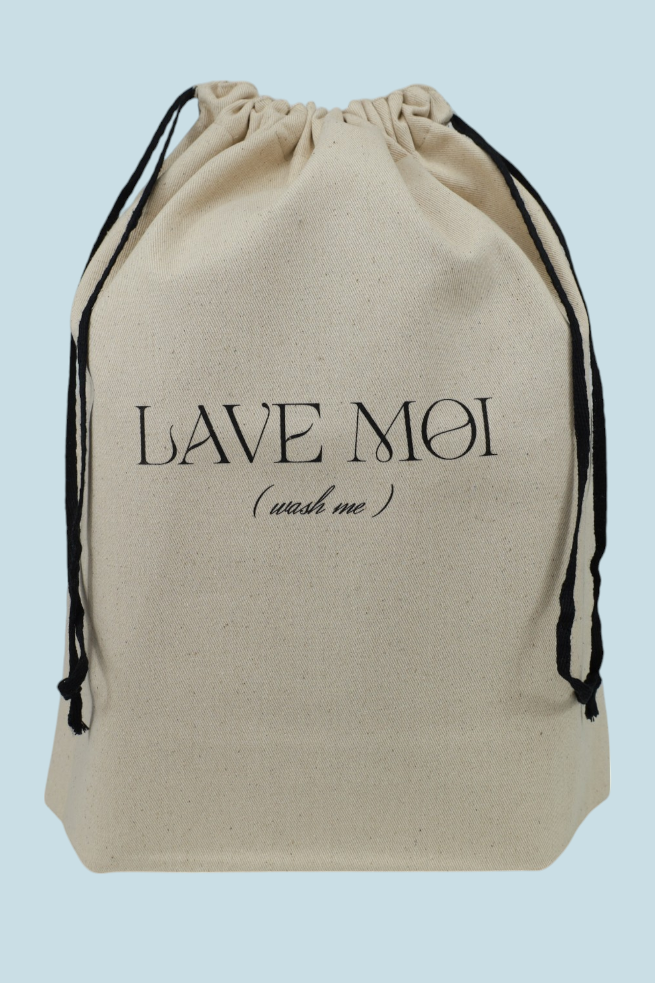 Pochon Moonlac en coton écru, inscription “LAVE MOI (wash me)”, sac pour linge sale, cordons noirs, fond bleu clair