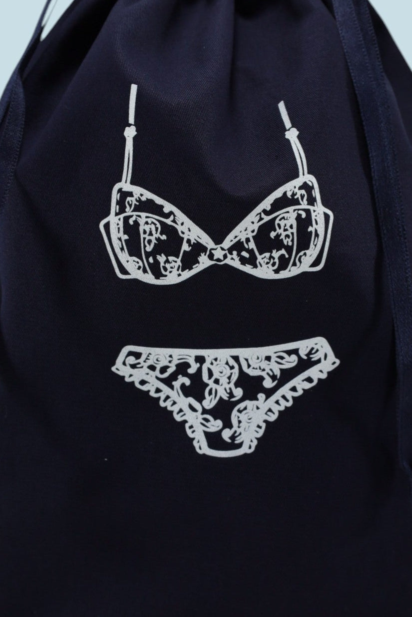 Pochon en tissu bleu marine avec illustration de lingerie fine en dentelle