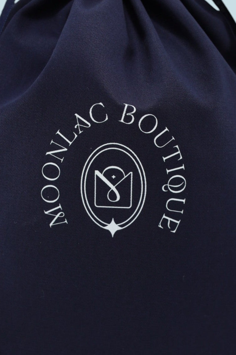 Pochon Moonlac en coton bleu marine debout, avec le logo de la "Boutique Moonlac" imprimé sur le devant