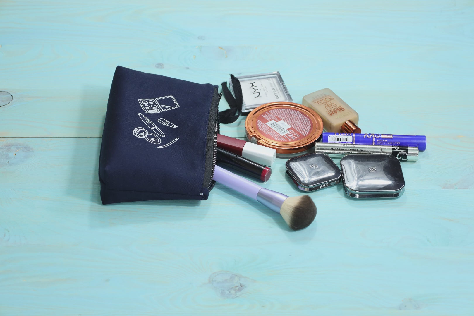 Vidéo pour une pochette small pour maquillage existe aussi en écru