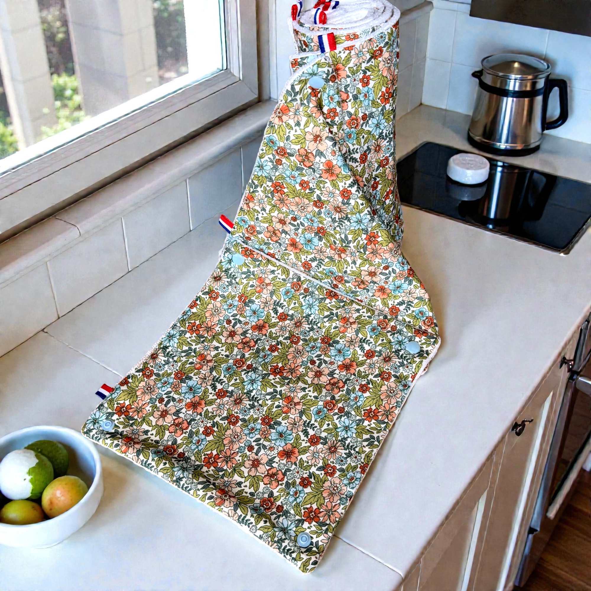 Rouleau de 7 essuie-tout lavables fleurs vertes posé dans une cuisine pour du zéro déchet Moonlac