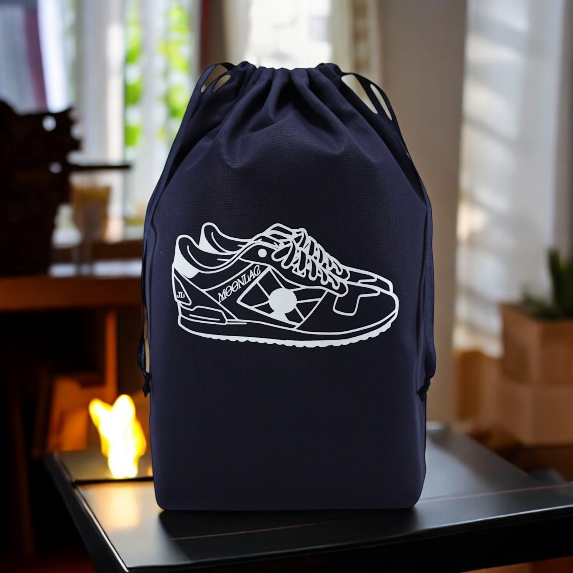 photo ambiance baskets urbaines sac à chaussures bleu marine moonlac pour une bonne organisation de la valise