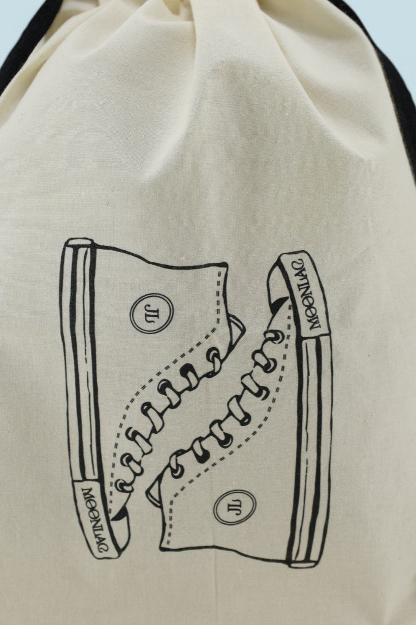 Sac à chaussures écru MOONLAC en coton avec illustration noire de converses