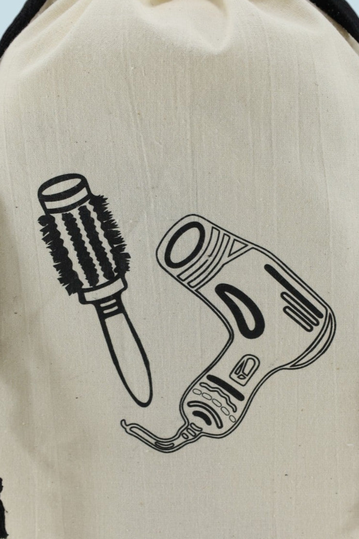 Sac Moonlac en coton écru, sérigraphié d’un sèche-cheveux et d’une brosse, cordons noirs