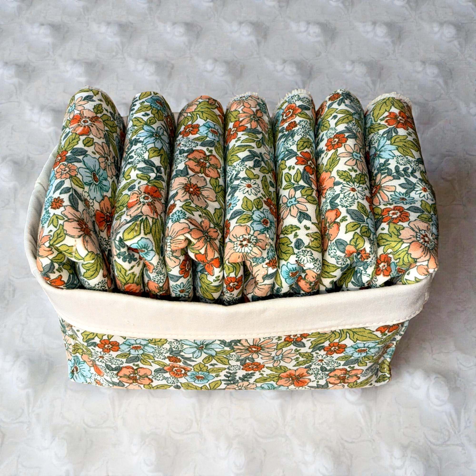 Serviettes visage lavables bambou imprimé fleurs vertes avec panière sur velours blanc utiles même en voyage sans rajouter de poids à votre valise par Moonlac